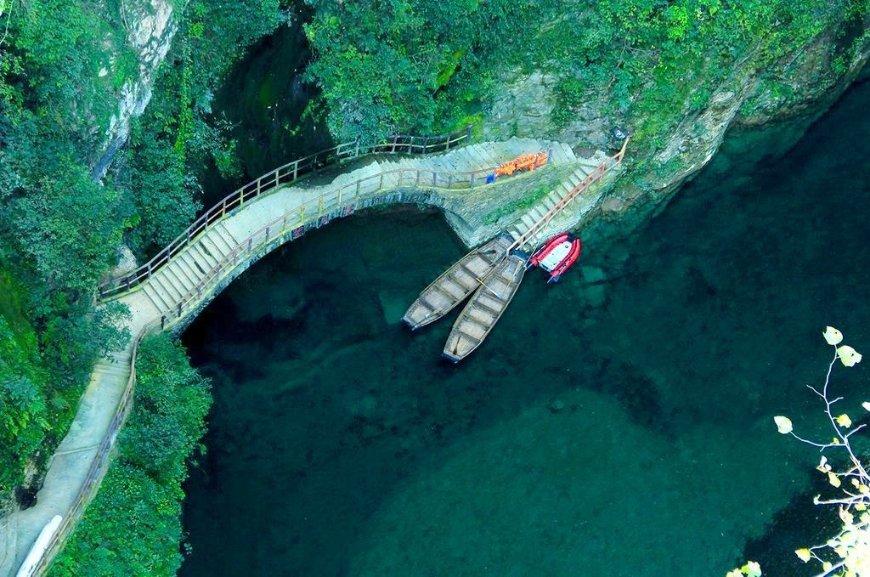 逃离残破的船只